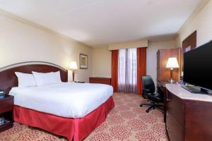 DoubleTree by Hilton Hotel Grand Rapids Airport客房内的一张或多张床位