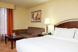 DoubleTree by Hilton Hotel Grand Rapids Airport客房内的一张或多张床位