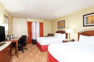 DoubleTree by Hilton Hotel Grand Rapids Airport客房内的一张或多张床位