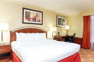 DoubleTree by Hilton Hotel Grand Rapids Airport客房内的一张或多张床位