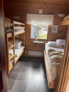 a room with two bunk beds and a window at Fjällstuga Huså in Åre