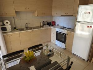 cocina con mesa y nevera blanca en ALMA central apartment, en La Canea