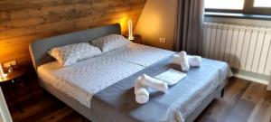 um quarto com uma cama com toalhas em Joy resort Bran em Bran