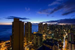 - Vistas al perfil urbano por la noche en Hilton Waikiki Beach, en Honolulu