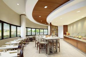 Restavracija oz. druge možnosti za prehrano v nastanitvi DoubleTree Suites by Hilton Phoenix