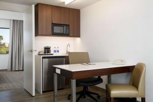 Kuhinja oz. manjša kuhinja v nastanitvi DoubleTree Suites by Hilton Phoenix