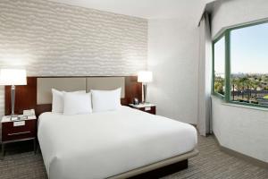 Postelja oz. postelje v sobi nastanitve DoubleTree Suites by Hilton Phoenix
