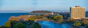una vista aérea de una ciudad y del agua en Hilton San Francisco Airport Bayfront - No Resort Fee, en Burlingame