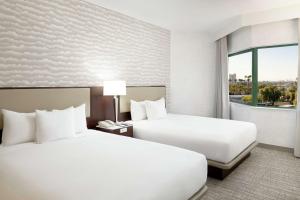 Postelja oz. postelje v sobi nastanitve DoubleTree Suites by Hilton Phoenix