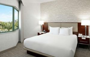 Postelja oz. postelje v sobi nastanitve DoubleTree Suites by Hilton Phoenix