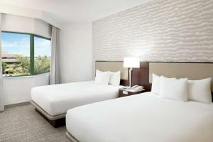 Postelja oz. postelje v sobi nastanitve DoubleTree Suites by Hilton Phoenix