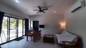 um quarto com uma cama, uma mesa e uma ventoinha de tecto em Playa Maya Condominos em Celestún