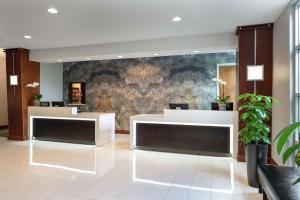 布里斯班DoubleTree by Hilton San Francisco Airport North Bayfront的酒店大堂有一堵墙 更多37张照片