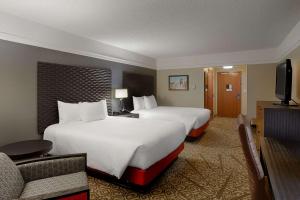 DoubleTree by Hilton San Francisco Airport North Bayfront客房内的一张或多张床位