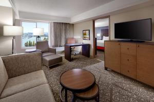 DoubleTree by Hilton San Francisco Airport North Bayfront的电视和/或娱乐中心