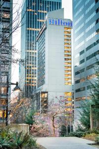 Hilton Seattle في سياتل: مبنى عليه لوحة هيلتون في مدينة