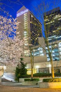 um edifício com uma árvore florida à sua frente em Hilton Seattle em Seattle
