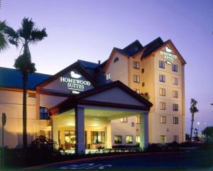 ein Hotelgebäude mit einem Schild, das Flitterwochensuiten liest in der Unterkunft Homewood Suites by Hilton-Anaheim in Anaheim