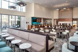 a restaurant with tables and chairs and a bar at Homewood Suites by Hilton Aliso Viejo Laguna Beach in Aliso Viejo