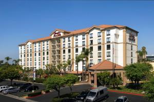 安納海姆的住宿－Hampton Inn & Suites Anaheim Garden Grove，一座白色的大建筑,汽车停在停车场