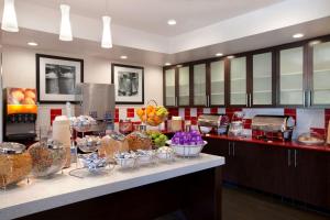 安納海姆的住宿－Hampton Inn & Suites Anaheim Garden Grove，厨房配有一个柜台,上面放着许多水果盘
