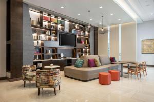 Home2 Suites By Hilton Denver Downtown Convention Center的休息区
