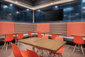Home2 Suites By Hilton Denver Downtown Convention Center的电视和/或娱乐中心