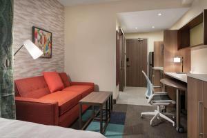 Home2 Suites By Hilton Denver Downtown Convention Center的休息区