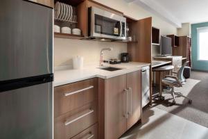 ครัวหรือมุมครัวของ Home2 Suites By Hilton Denver Downtown Convention Center