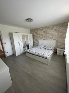 Schlafzimmer mit einem Bett und zwei Schränken in der Unterkunft Pension Marko in Liptovský Mikuláš