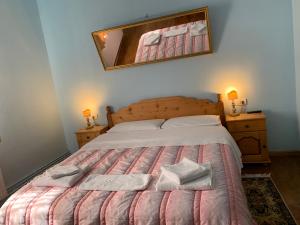 een slaapkamer met een bed met twee handdoeken erop bij Relax88 in Bran