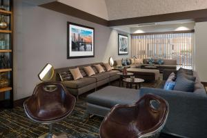 una gran sala de estar con sofás y sillas. en Embassy Suites by Hilton Austin Central, en Austin