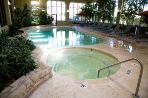 Bazén v ubytování Embassy Suites by Hilton Austin Central nebo v jeho okolí