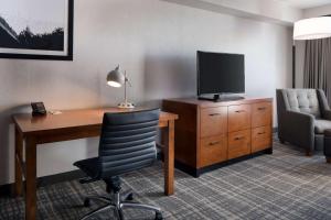 TV a/nebo společenská místnost v ubytování Embassy Suites by Hilton Austin Central