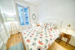 1 dormitorio con cama con colcha de pájaros en Le Boudoir Vieux Lyon-Fourviere 4 pers en Lyon