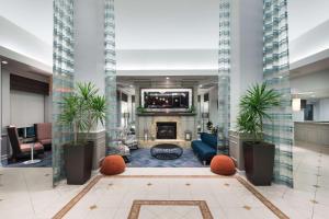 een lobby met een open haard in een hotel bij Hilton Garden Inn Frisco in Frisco