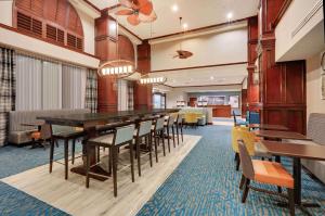 Hampton Inn & Suites Dallas-Arlington-South في أرلينغتون: غرفة طعام كبيرة مع طاولة وكراسي طويلة