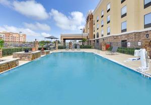 a large swimming pool in front of a building at Hampton Inn & Suites Dallas-Arlington-South in Arlington