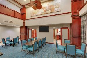 Hampton Inn & Suites Dallas-Arlington-South في أرلينغتون: قاعة اجتماعات مع طاولة وكراسي