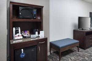 TV a/nebo společenská místnost v ubytování Hilton Garden Inn DFW North Grapevine