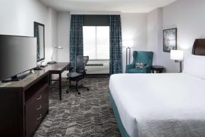 TV a/nebo společenská místnost v ubytování Hilton Garden Inn DFW North Grapevine