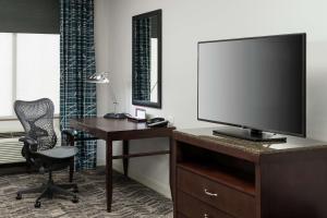 TV a/nebo společenská místnost v ubytování Hilton Garden Inn DFW North Grapevine