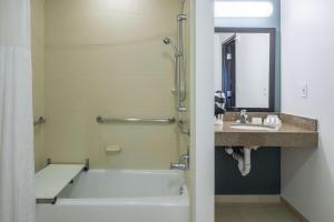 Koupelna v ubytování Hilton Garden Inn DFW North Grapevine