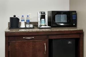 Kuchyň nebo kuchyňský kout v ubytování Hilton Garden Inn DFW North Grapevine