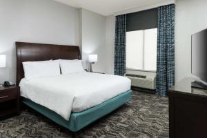 Postel nebo postele na pokoji v ubytování Hilton Garden Inn DFW North Grapevine