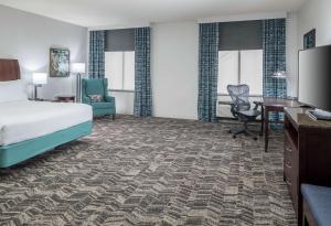 Postel nebo postele na pokoji v ubytování Hilton Garden Inn DFW North Grapevine