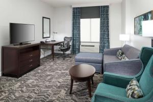 TV a/nebo společenská místnost v ubytování Hilton Garden Inn DFW North Grapevine