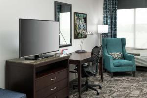 TV a/nebo společenská místnost v ubytování Hilton Garden Inn DFW North Grapevine