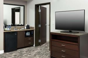 TV a/nebo společenská místnost v ubytování Hilton Garden Inn DFW North Grapevine