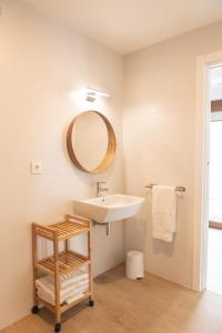 een badkamer met een wastafel en een spiegel bij Agroturismo Montefrío in Urnieta